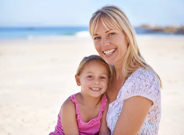 Sorrisi Brillanti Sulla Spiaggia Ritratto Madre Seduta Con Figlia Sulla — Foto Stock