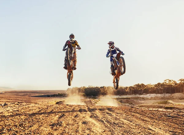 Konečně Výzva Výstřel Dvou Motokrosových Jezdců Závodících Bok Boku — Stock fotografie