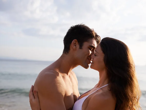 Salzige Küsse Strand Ein Liebevolles Junges Paar Strand — Stockfoto