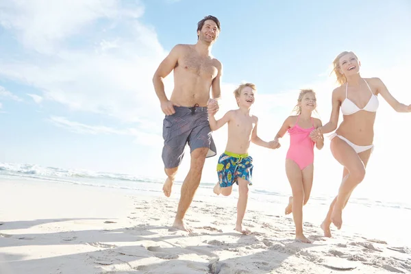 Trovarono Loro Felicità Spiaggia Una Giovane Famiglia Felice Che Corre — Foto Stock