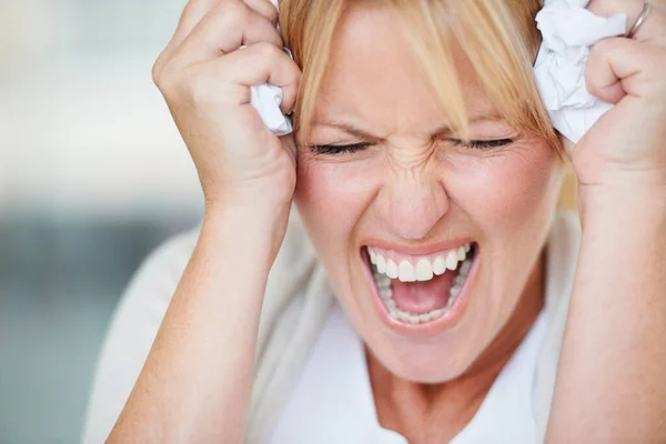 Stres Bağırış Yerinde Buruşmuş Kağıtlarla Hayal Kırıklığına Uğramış Bir Kadın — Stok fotoğraf