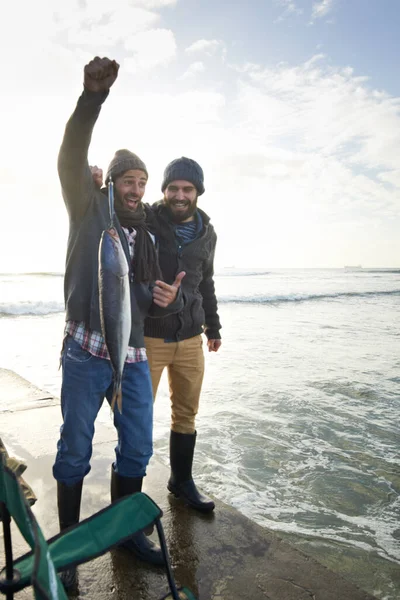 Mein Bisher Größter Fang Zwei Junge Männer Angeln Meer — Stockfoto