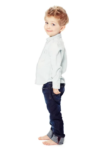 スタジオの白い背景に孤立したファッションを持つ子供のかわいい 笑顔と肖像画 幸せと笑顔を持つ若者のためのジーンズの服モデルとして 愛らしい 幸せと小さな男の子 — ストック写真