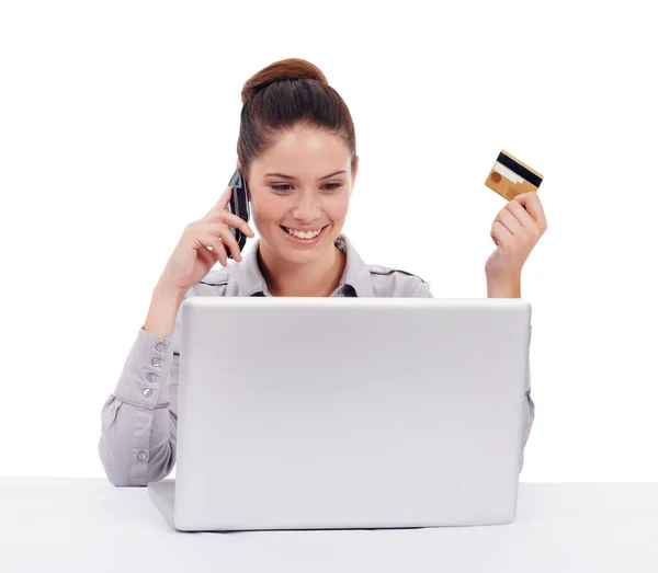 オンラインショッピング クレジットカード ラップトップと電話を持つ女性は白い背景に隔離された呼び出し 幸せな 女性の企業の従業員と電子メールを読んで ウェブ上で製品を購入し モバイルで話す — ストック写真