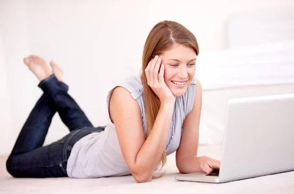Relaks Laptop Podłoga Kobietą Salonie Dla Mediów Społecznościowych Streaming Strona — Zdjęcie stockowe