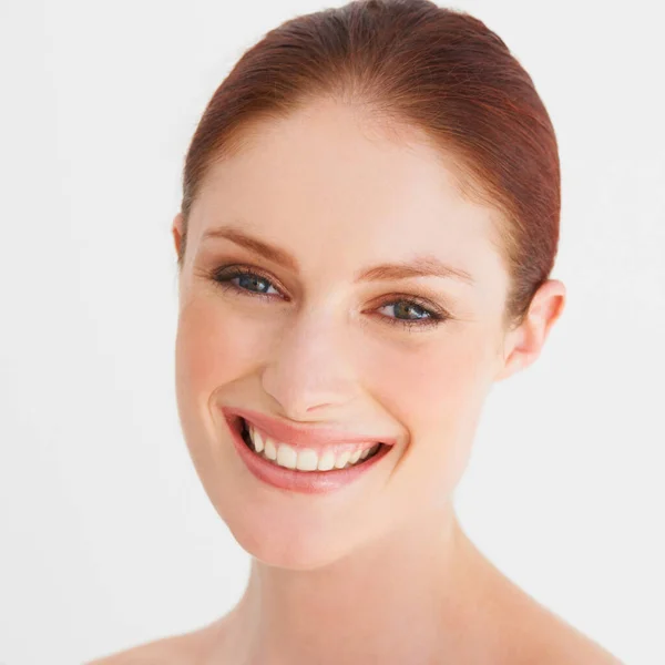 Kızıl Kadın Güzellik Portre Stüdyoda Kozmetik Sağlık Beyaz Arka Planda — Stok fotoğraf