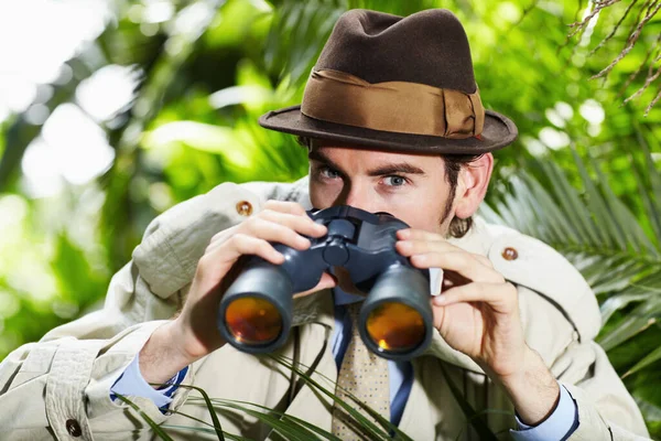Détective Homme Recherche Portrait Dans Jungle Avec Des Équipements Vintage — Photo