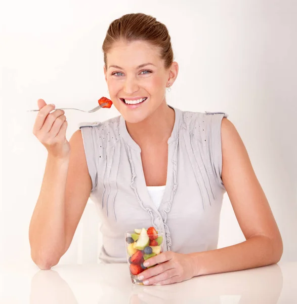 Kadın Portre Meyve Salatası Stüdyoda Sağlıklı Kahvaltı Yemekten Mutluluk Duyulacak — Stok fotoğraf