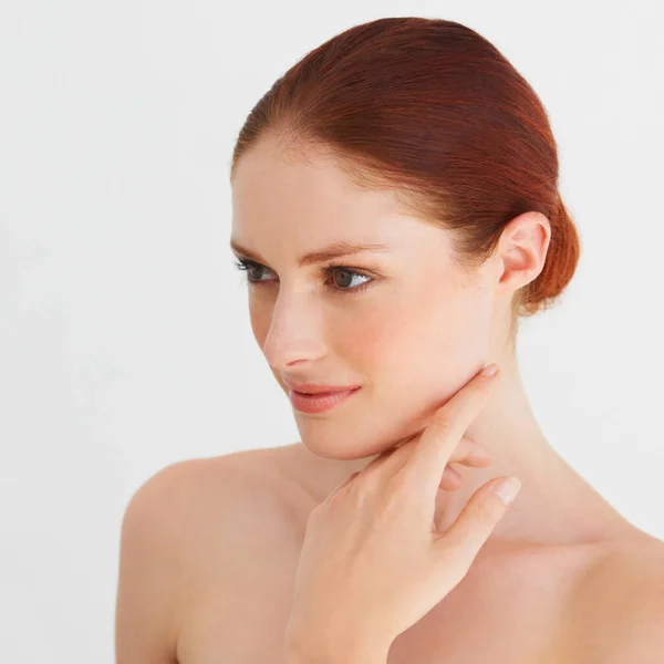 Skincare Pensamento Mulher Toque Rosto Fundo Branco Estúdio Isolado Beleza — Fotografia de Stock