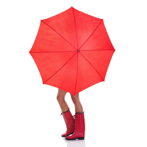Kapak Hava Durumu Kırmızı Şemsiye Tutan Çizme Giyen Bir Kadın — Stok fotoğraf