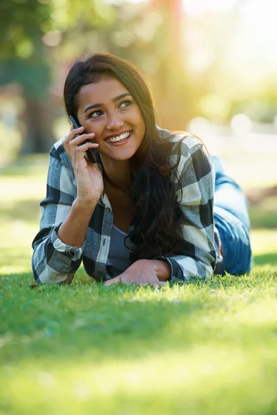 Wacht Het Park Een Aantrekkelijke Jonge Vrouw Praten Aan Telefoon — Stockfoto