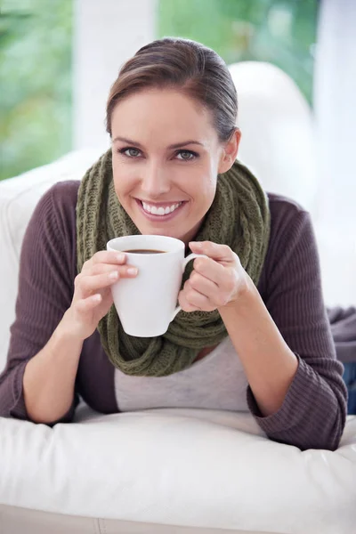 Vida Começa Depois Café Retrato Uma Mulher Bonita Relaxando Casa — Fotografia de Stock