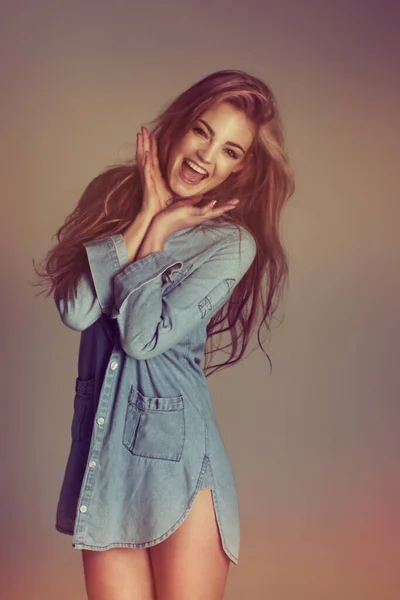 Happy Smile Und Mode Mit Frauenporträt Für Lässig Trendy Und — Stockfoto