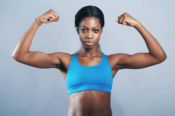 Kracht Fitness Portret Van Een Zwarte Vrouw Die Armspieren Buigt — Stockfoto