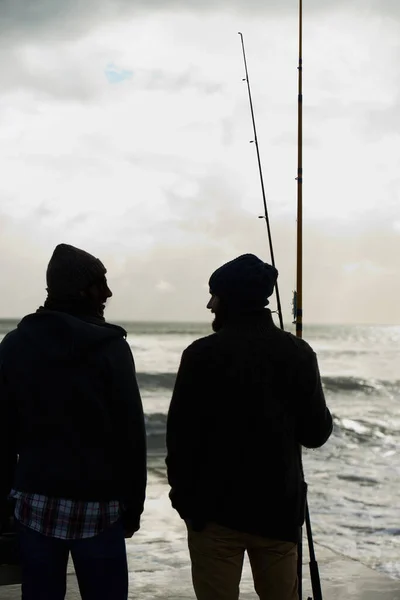 Spaß Beim Angeln Zwei Junge Männer Angeln Frühen Morgen Meer — Stockfoto