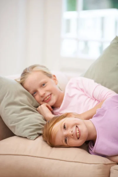 Aku Sayang Adikku Potret Dua Adik Perempuan Berbaring Sofa Rumah — Stok Foto