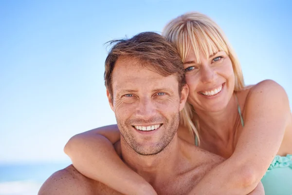 Seaside Happiness Happy Couple Sitting Beach Smiling Camera — Stock Photo, Image