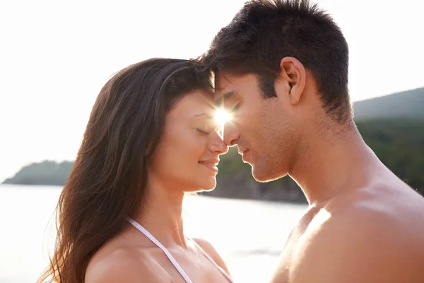 あなたと私は 存在することを意図していた ビーチでロマンチックな瞬間を共有する若いカップル — ストック写真