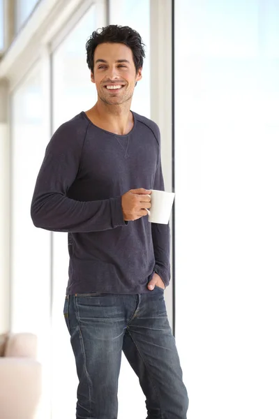 Πρωί Καφές Και Ένας Άντρας Χαμόγελο Ενώ Σκέφτεται Ένα Σχέδιο — Φωτογραφία Αρχείου