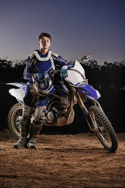 Αυτοπεποίθηση Για Τον Επερχόμενο Αγώνα Πορτρέτο Ενός Νεαρού Αναβάτη Motocross — Φωτογραφία Αρχείου