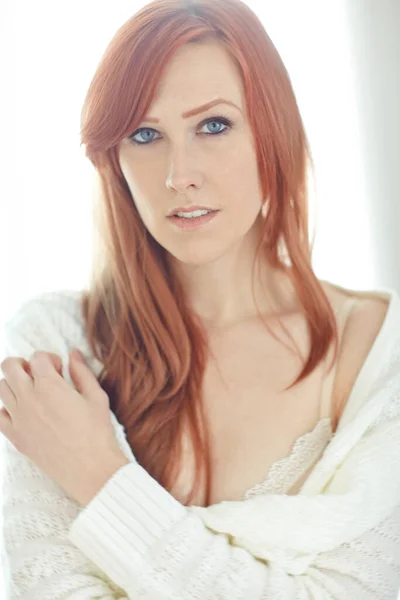 Portrait One Beautiful Young Redhead Woman Relaxing Bed Home Confident — Stock Photo, Image