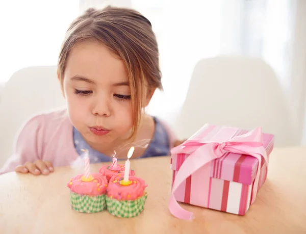 Cumpleaños Una Chica Joven Soplando Las Velas Sus Cupcakes Cumpleaños —  Fotos de Stock