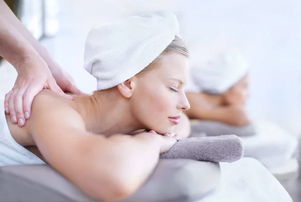Frau Spa Für Massage Ganzheitliche Und Hände Der Masseurin Mit — Stockfoto