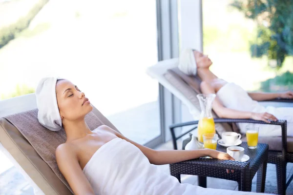 Taking Time Themselves Two Gorgeous Young Women Day Spa Together — Stock Photo, Image