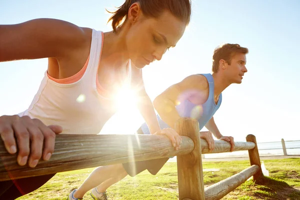 Every Workout Worth Young Couple Doing Push Ups Wooden Fence — Stock Photo, Image