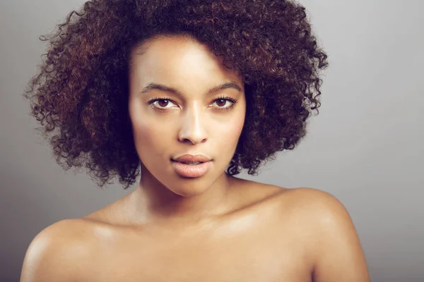 Sério Retrato Uma Mulher Negra Para Cuidados Com Pele Beleza — Fotografia de Stock