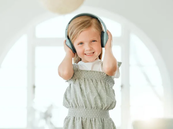 Jest Tak Głośno Urocza Dziewczynka Stojąca Sama Domu Słuchająca Muzyki — Zdjęcie stockowe