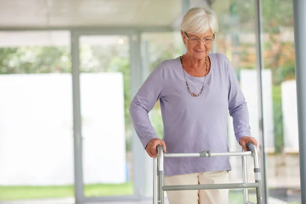 Post Surgery Exercise Essential Senior Woman Walking Care Using Orthopedic — Stock Photo, Image