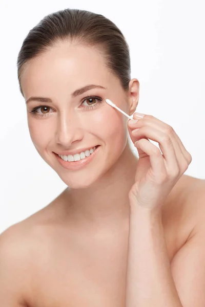 Shes Committed Great Skincare Cropped View Young Woman Using Earbud — Stock Photo, Image