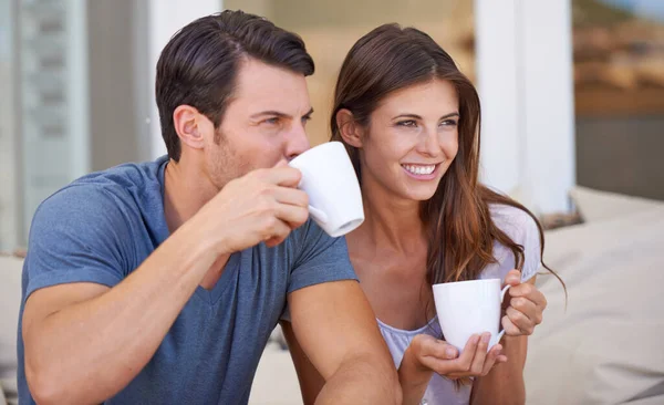 Refroidi Devant Télé Jeune Couple Affectueux Relaxant Dans Leur Maison — Photo