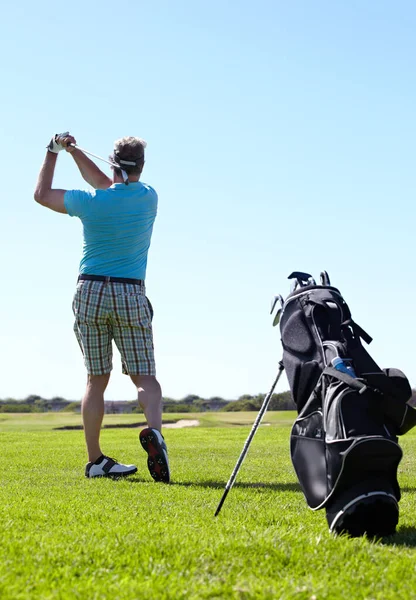 Swing Golf Achter Man Met Chauffeur Een Veld Voor Training — Stockfoto