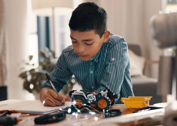노트북으로 숙제를 아이들 프로젝트를 자동차 집안에서 공부하는 어린이 — 스톡 사진