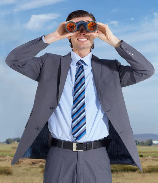 双眼鏡 機会と幸福 笑顔と調査でビジネスマンの屋外を検索します 調査装置 ビジョンと仕事の準備ができて自然に幸せなビジネスマンを検索します — ストック写真