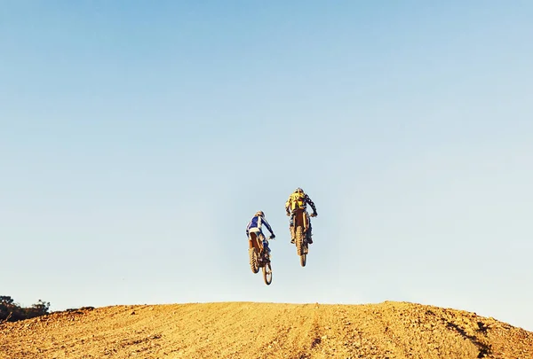 Prendiamo Corsa Verso Cielo Due Piloti Motocross Che Eliminano Salto — Foto Stock