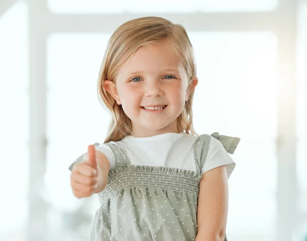 Bardzo Się Podoba Urocza Dziewczynka Stojąca Sama Domu Pokazująca Kciuki — Zdjęcie stockowe