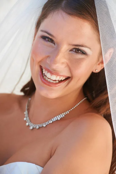 Покрасневшая Невеста Портрет Великолепной Молодой Невесты Счастливо Улыбающейся Тебе — стоковое фото