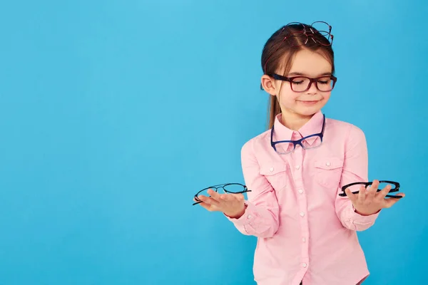 Glücklich Entscheidungsfreudig Und Ein Mädchen Mit Optometriebrille Isoliert Auf Blauem — Stockfoto