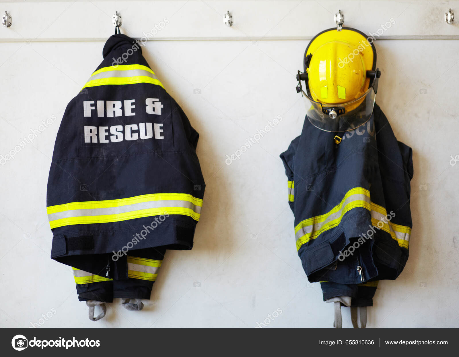 Πυροσβέστης Στολή Και Ρούχα Κρέμονται Σχάρα Τοίχου Στο Σταθμό Για —  Φωτογραφία Αρχείου © PeopleImages.com #655810636