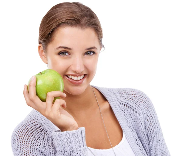 这是美味和健康的 一个年轻貌美的黑发姑娘 手里拿着一个苹果 却被白色的背景隔开了 — 图库照片
