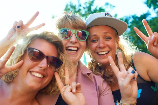 Funky Friends Group Girlfriends Enjoying Themselves Outdoor Festival — Stock Photo, Image