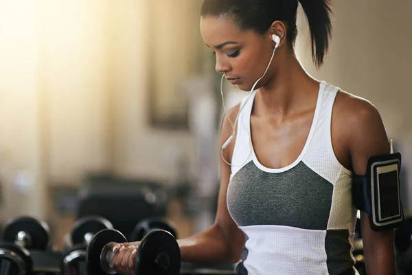 Fitness Music Dumbbell Woman Gym Streaming Audio Earphones While Training — Stock Photo, Image