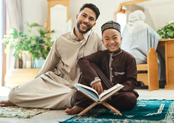 说话前先想清楚 先读再想 一个年轻的穆斯林男子和他的儿子在家里的休息室看书 — 图库照片