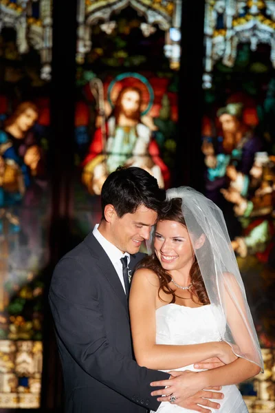 Делятся Объятиями Своих Гостей Счастливая Молодая Супружеская Пара Стоящая Церкви — стоковое фото