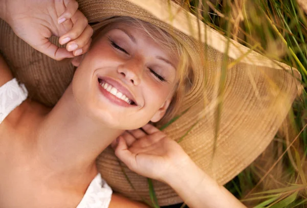 Feeling Fresh Free Beautiful Young Woman Wearing Straw Hat Lying — Stock Photo, Image