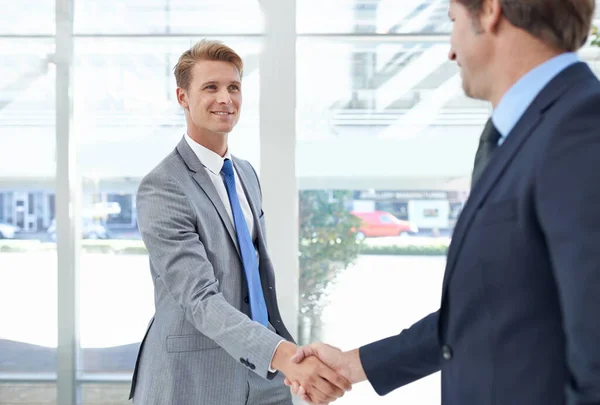 初めて大きな上司に会う 2人のビジネスマンがオフィスのロビーで握手 — ストック写真