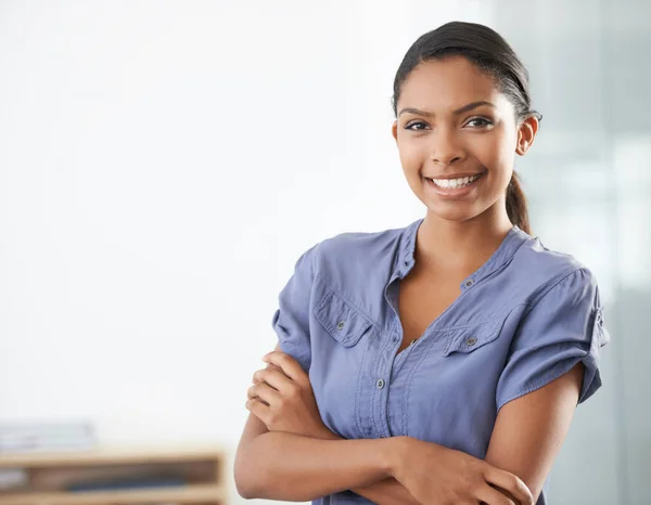 Confident Her Work Portrait Attractive Young Woman Standing Her Arms — Stock Photo, Image